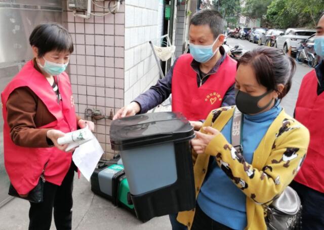 發放小蝌蚪黄色网站分類設備，同創美麗和諧社區建設